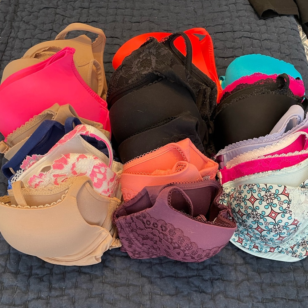 Victoria’s Secret Bras 32d lot of 19!